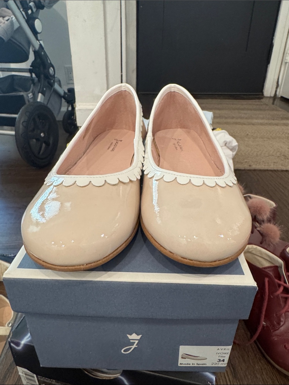 Jacadi Girls Patent Ballet Flats in Cream with White Scalloped Trim